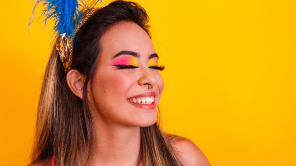 Venha ver essas maquiagens e fique pronta para a folia!