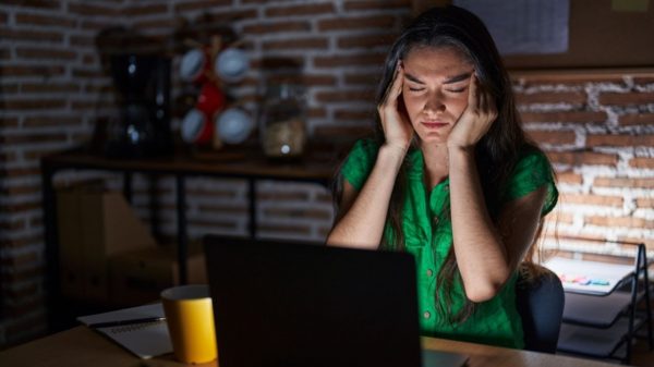 A sensibilidade a luz é um sintoma frequente entre crises de dor de cabeça