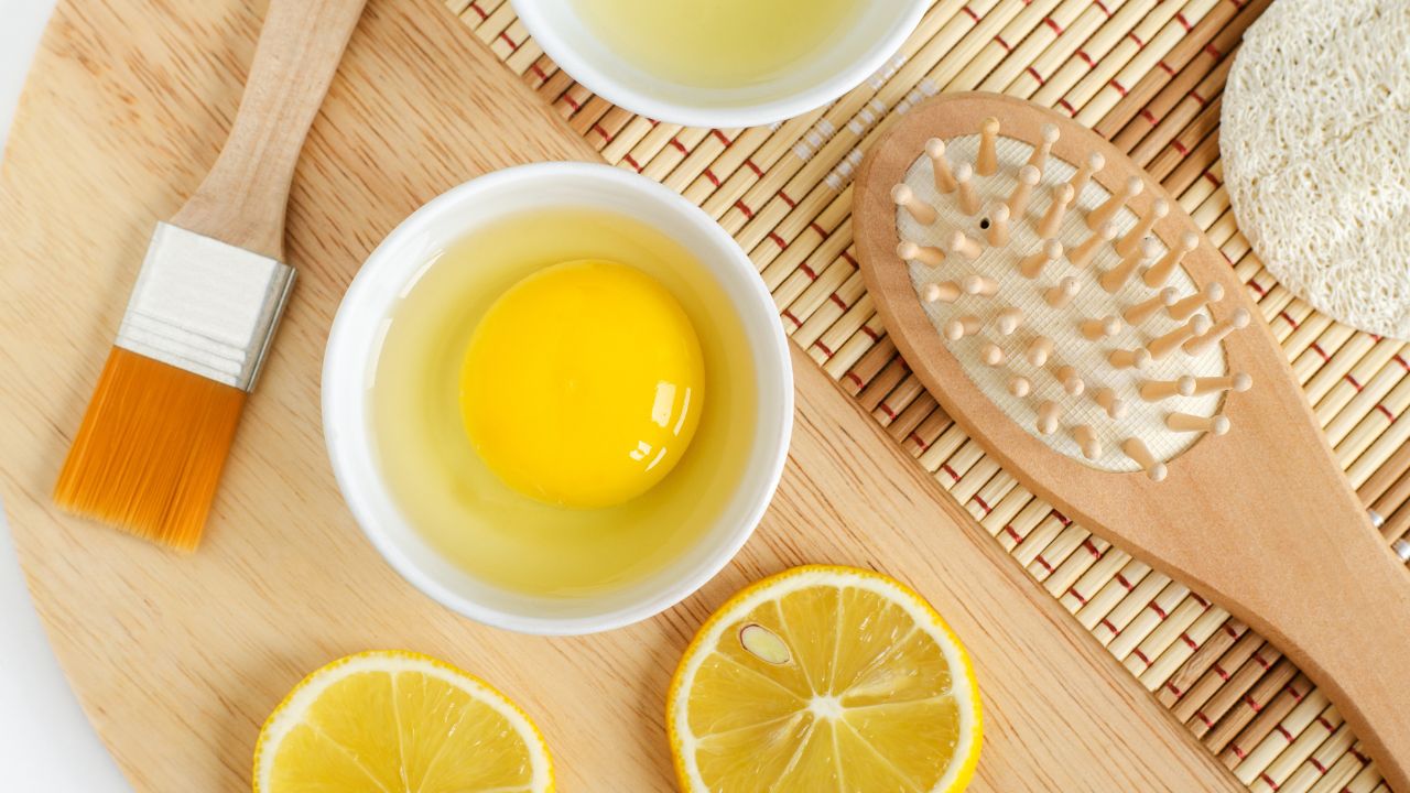 Egg hair mask: conheça a trend e saiba os riscos de usar ovo nos cabelos