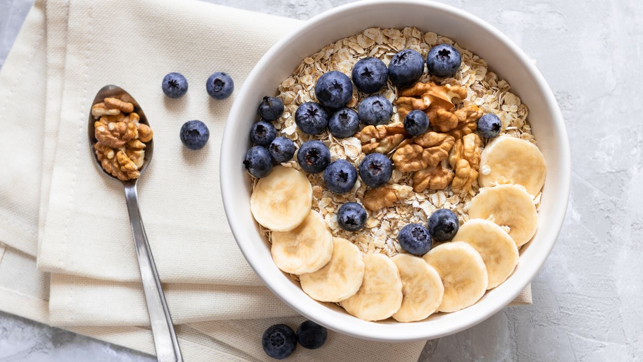 Mingau de aveia: conheça benefícios e aprenda uma receita deliciosa