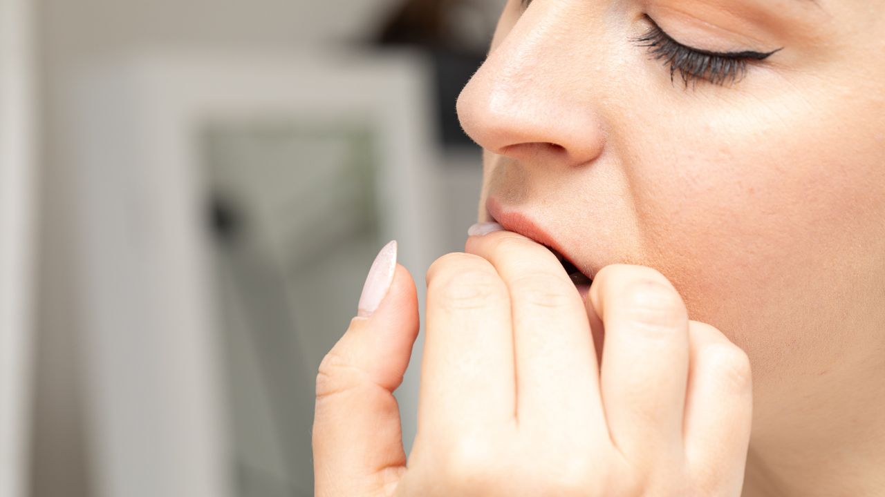 Hábito de roer unhas pode comprometer a saúde bucal