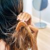 Cabelo embaraçado: saiba como prevenir esse incômodo