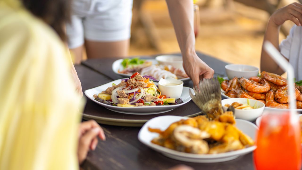 Médica explica os cuidados necessários com a alimentação para evitar quadros de intoxicação alimentar e desidratação na praia