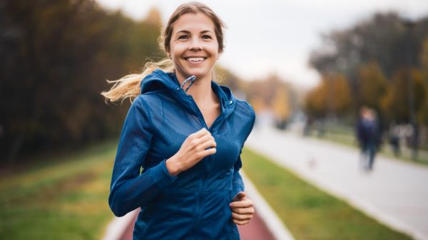 Veja essas dicas de como proteger os cabelos durante exercício